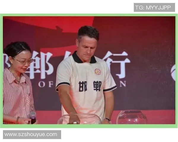 与足球明星共度佳节交换心意礼物传递友谊与热情