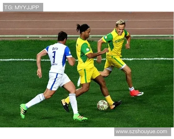 足球明星小罗重返街头踢野球展现传奇技艺与青春活力 足球明星小罗重返街头踢野球展现传奇技艺与青春活力