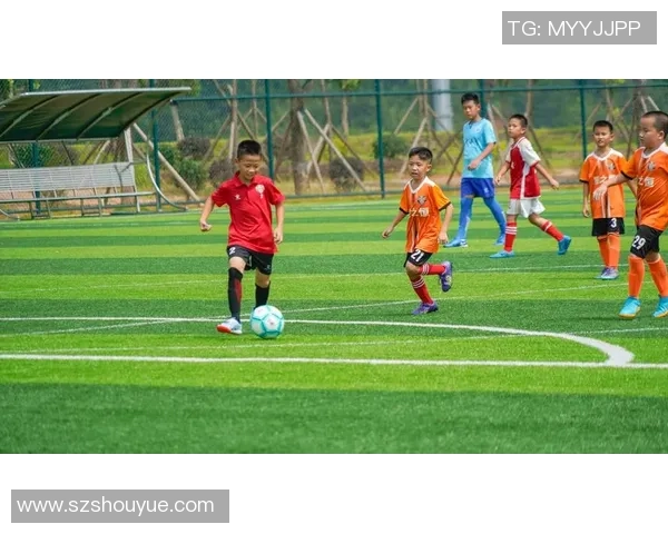 足球明星激情四射踢球破门瞬间展现绝佳技艺与团队默契